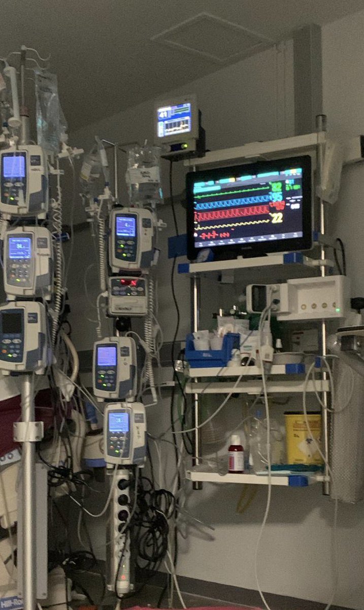 UCIcovidLaPaz's tweet photo. 🦠 Iniciamos 2022 siendo """UCI polivalente""" de 20 camas donde atendemos pacientes con patología Covid19 grave, moderada (UCRE/UCRI) y cualquier otro que haya dado positivo (de UCI Médica, Reanimación, UCI Coronaria, URPA/Despertar, post intervencionismo...) ⬇️ https://t.co/okNoQduSZJ