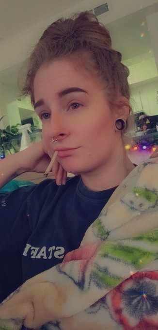 Today I'm relaxing, getting high and taking naps. 😌    I look cute without makeup 🤍 https://t.co/SvQ