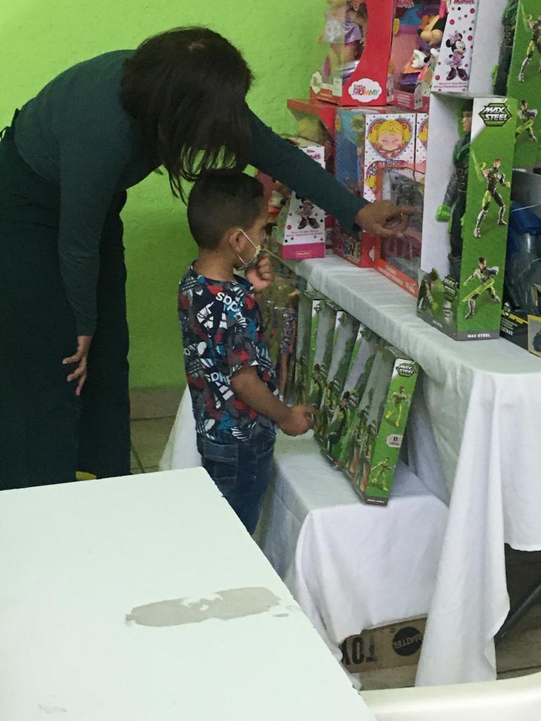 NathaliPechC's tweet photo. Este año, celebramos el #DíaDeReyes en nuestras oficina, debido al aumento de casos COVID-19, pero con el mismo entusiasmo de siempre.
#CROCContigo #SomosCROC https://t.co/Uhmjp6qgXB