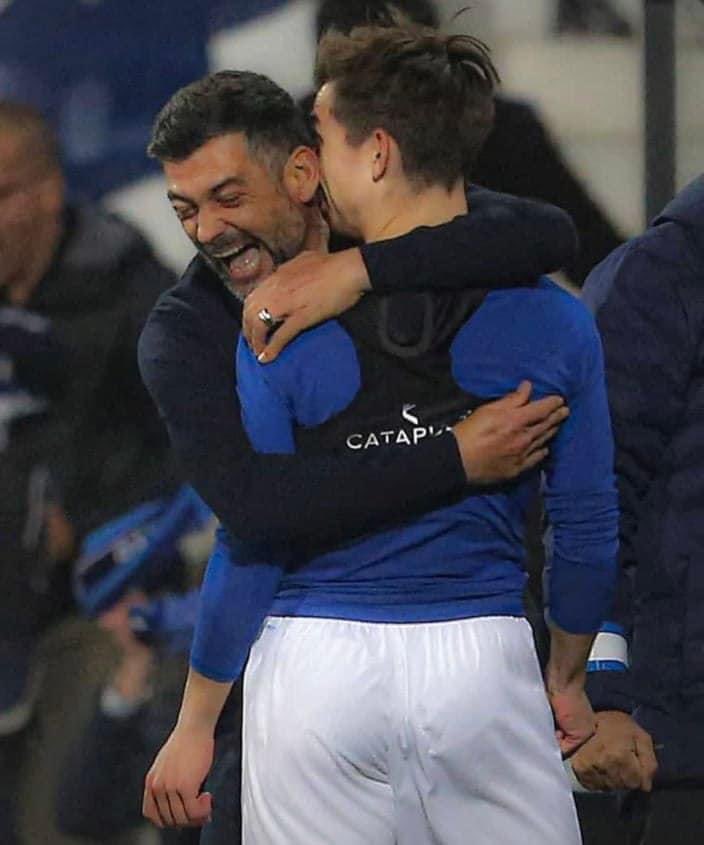 Legend106288's tweet photo. 🇵🇹 On Saturday: Porto manager Sergio Conceicao brought on his son Francisco in the 87th minute of their match vs Estoril.

He scored the winner in the 89th minute.

Look what it meant 🥺 football is ❤️ https://t.co/CT9hR19UI5