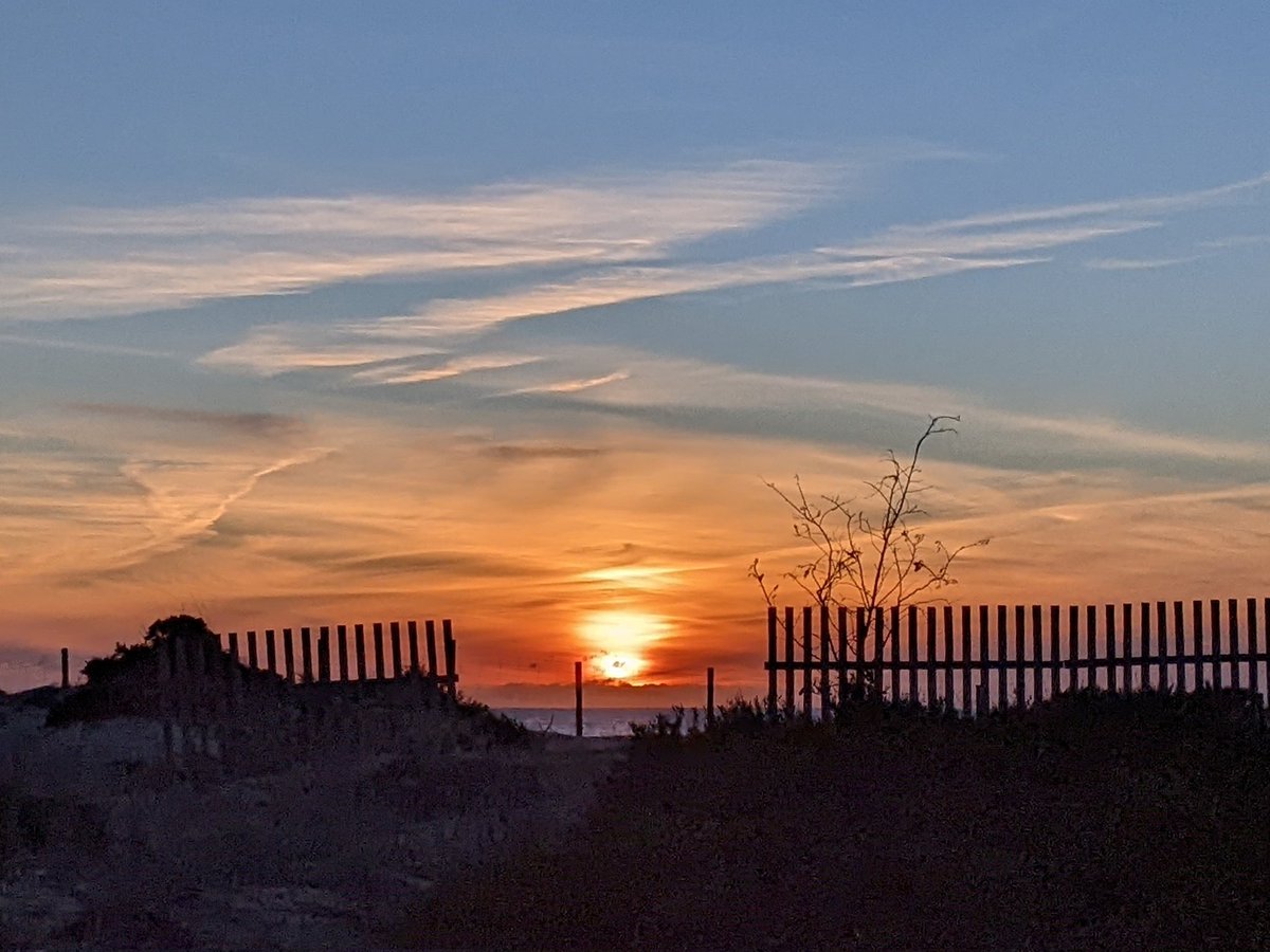 ManuelaRuiz's tweet photo. Cada inicio y cada finalización de jornada, la naturaleza nos regala sus magníficos espectáculos crepusculares.
🌄No me canso de escribir con luz esos bellos momentos en la #bahiadeCádiz #atardecer #hacerfotos #aycom https://t.co/TzzJGebyl8