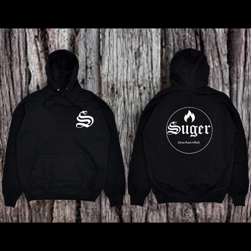 Sugerren lehen diseinuaren mertxana be salgai dau oraindik. Azken kamiseta eta sudaderak gelditan dire! Ez gelditu zeurea barik!