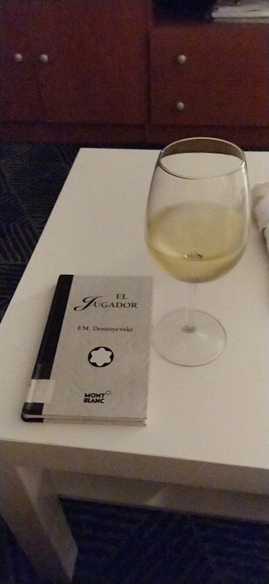 danilinlun's tweet photo. Tarde de albariño y literatura rusa 🙆

#Dostoyevski #literatura #relax https://t.co/QgwDR29kB1