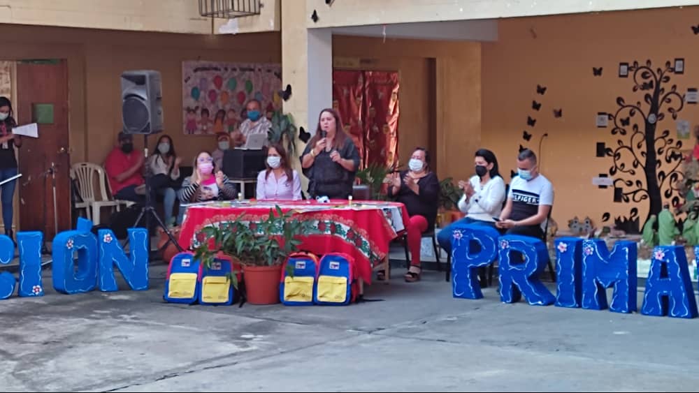 Siguiendo orientaciones 
<a href="/NicolasMaduro/">Nicolás Maduro</a> <a href="/FreddyBernal/">Freddy Bernal</a> <a href="/Silfredo_SC/">Silfredo Zambrano</a> 
Acompañamos en Inicio del 2° Período Pedagógico Año Escolar 2021-2022. EBN Juan Bautista García  Roa, #McpioSanCristóbal.
Entrega de Morrales y Útiles 
Fortaleciendo la Educación En Revolución! 
<a href="/KaremDeBernal/">Karem Durán de Bernal</a>