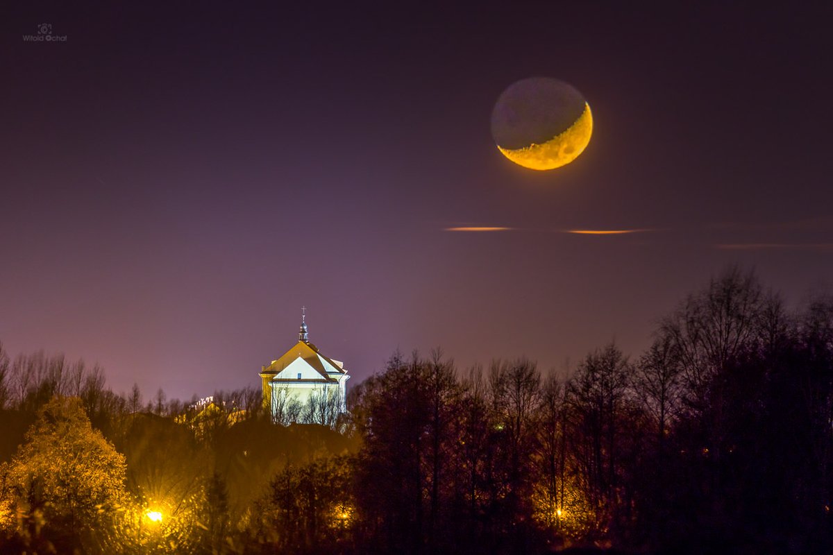 WitekOchal's tweet photo. Zachodzący księżyc za Farą w Sędziszowie Młp.

#księżyc #sędziszówmałopolski #kościół https://t.co/ahVl9KUxPr