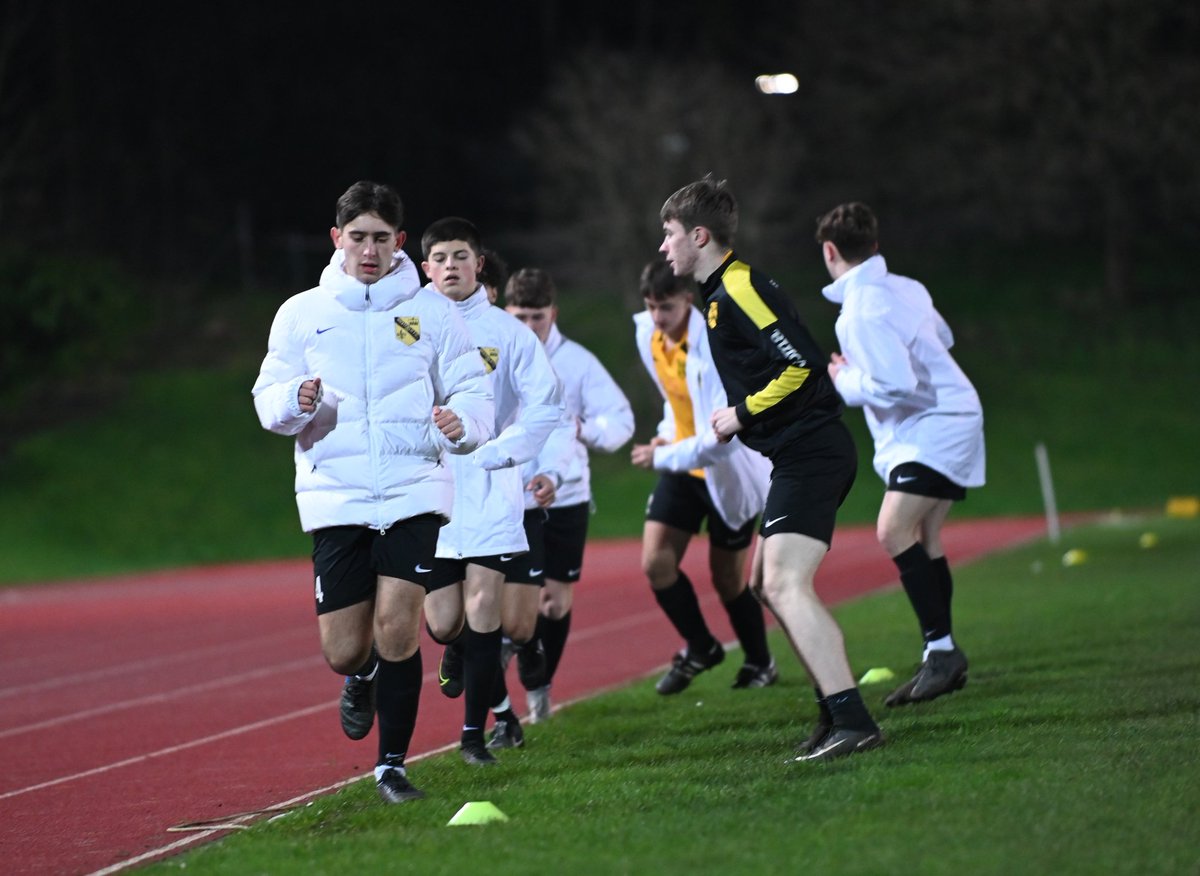 fieldmatters's tweet photo. Pre-match | @westfield_fc U18s warming up ahead of their @ACYFLofficial cup game vs @guildfordcity U18s this evening (10 Jan '22) at #GuildfordSpectrum.  7:45pm k.o. #firstround https://t.co/dmMI9GXetw