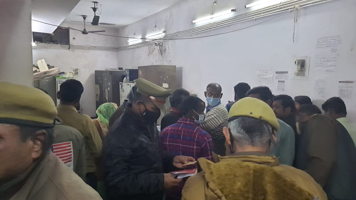 gaurpolice's tweet photo. #BastiPolice #SHOGaur द्वारा थाना गौर अंतर्गत बैंकों में लगे सीसीटीवी, सायरन व आस-पास संदिग्ध व्यक्तियों/वाहनों को चेक किया गया व बैंक में मौजूद लोगों को कोविड-19 से सुरक्षा/बचाव हेतु जागरुक किया गया
#UPPInNews https://t.co/KaRs1DDoX5
