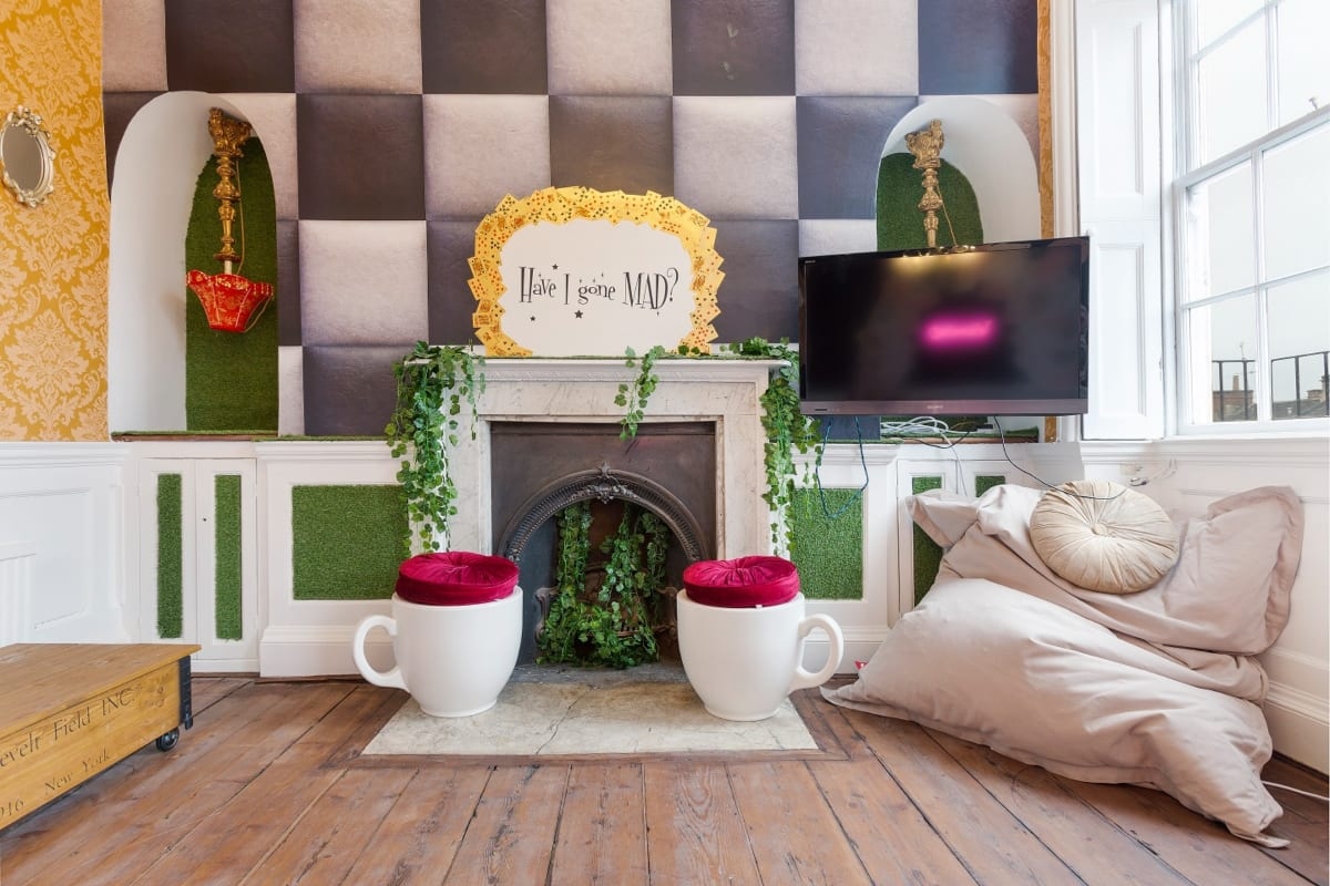GolightlyTravel's tweet photo. Alice in Wonderland, anyone? 🫖🃏🐇 This 8 bedroom London home is aptly named The Wonderland Townhouse, and it will make you feel like you've stepped right into the movie! Here's to a magical vacation ❤️  

See more and book here: https://t.co/JUawwz1Z1c

#WeGolightly https://t.co/DpIEAcfXZa