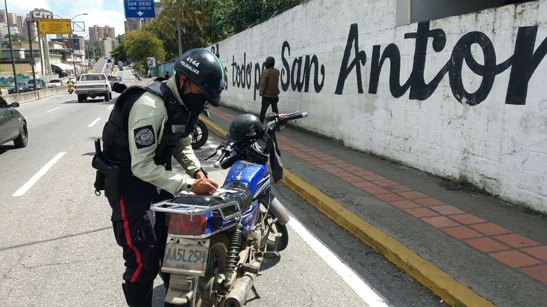noticierovv's tweet photo. #10Ene Operatividad de Polisalias logró cerrar 2021 sin homicidios, ni secuestros en el Municipio https://t.co/l6Q1ijnMf0
#NoticieroVenevision #Noticias #News #PoliSalias #Nacional https://t.co/fNtXecVVr7