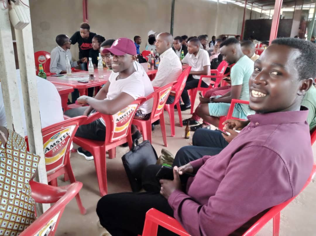Ikiriho's tweet photo. 🍾🥂🥃#Burundi Le samedi 8 janvier, les journalistes de différents médias s'étaient donné rendez-vous au mess des officiers (centre-ville de @MairieBuja) pour des cérémonies d'échange de vœux; une activité qui n'avait plus jamais eu lieu depuis 2015 https://t.co/ftDboKzjIr