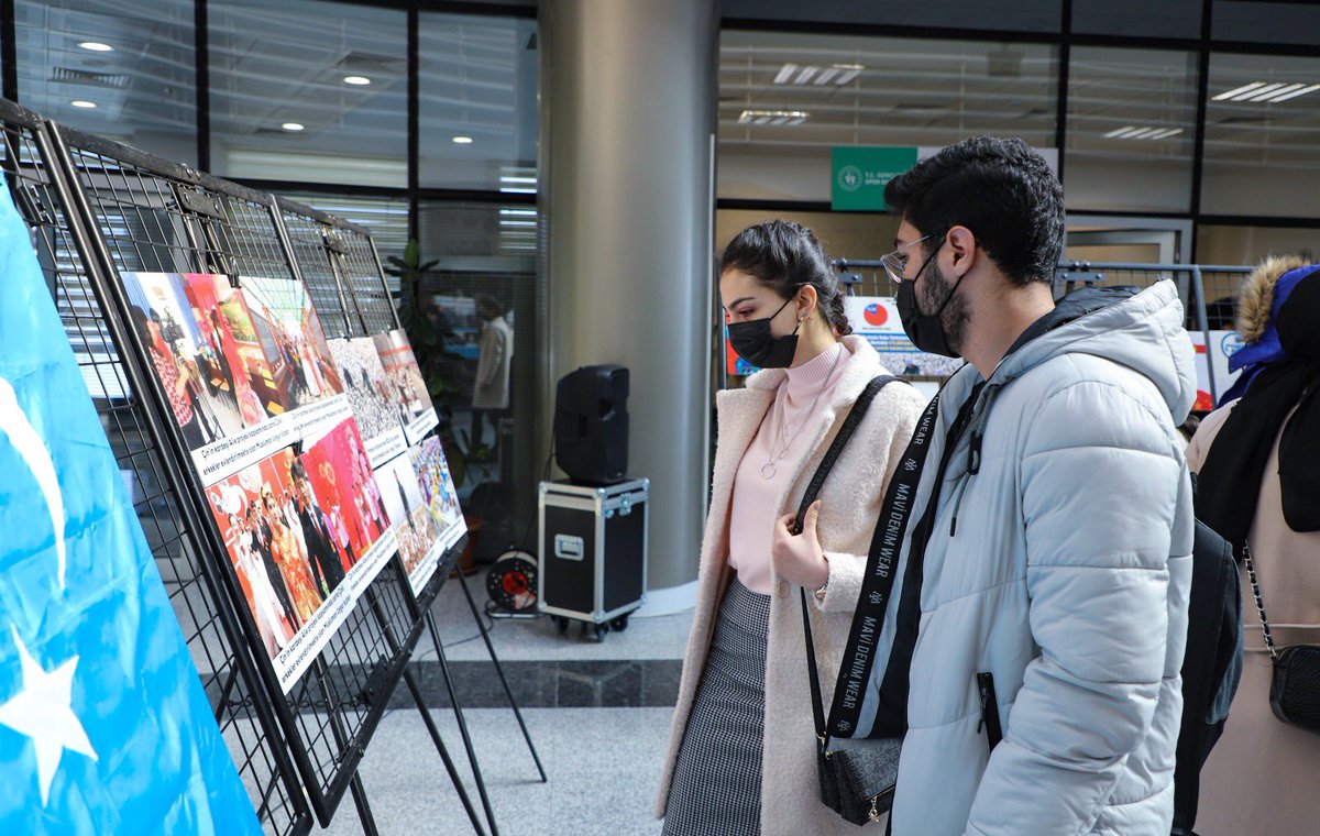 Üniversitemiz <a href="/hayygenclik/">Hayy Gençlik</a> Öğrenci Topluluğu tarafından düzenlenen ❝Doğu Türkistan'a Uygulanan Zulümler Fotoğraf Sergisi❞, Mütevelli Heyeti Başkanımız <a href="/selcukozturk_/">Selçuk ÖZTÜRK</a>'ün katılımıyla Sosyal Tesisler Fuaye alanında açıldı.

Açılış sonrası öğrencilerimize Uygur pilavı ikram edildi.