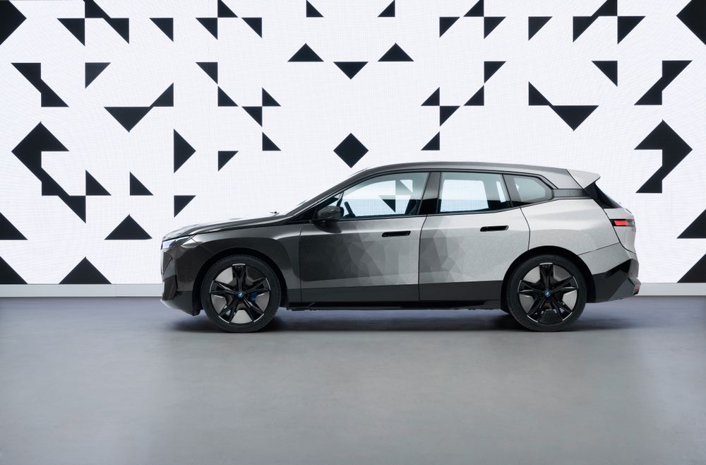 bcc_leasing's tweet image. BMW Made A Car That Can Change Colour At The Touch Of A Button

BMW&apos;s &apos;iX Flow&apos; wears an E Ink wrap capable of shifting from black to white, and also putting on fancy displays! How cool is that?!

#BMW #bmwixflow