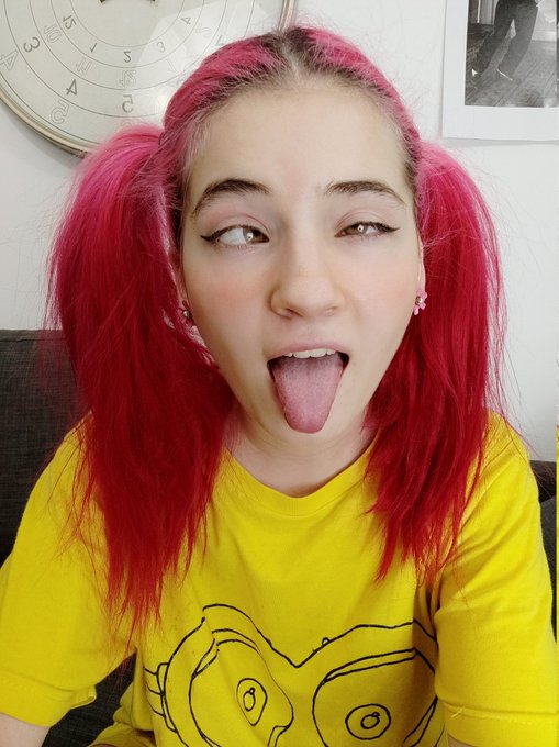 Nadie: Las otakus: https://t.co/tQn9PrUApO