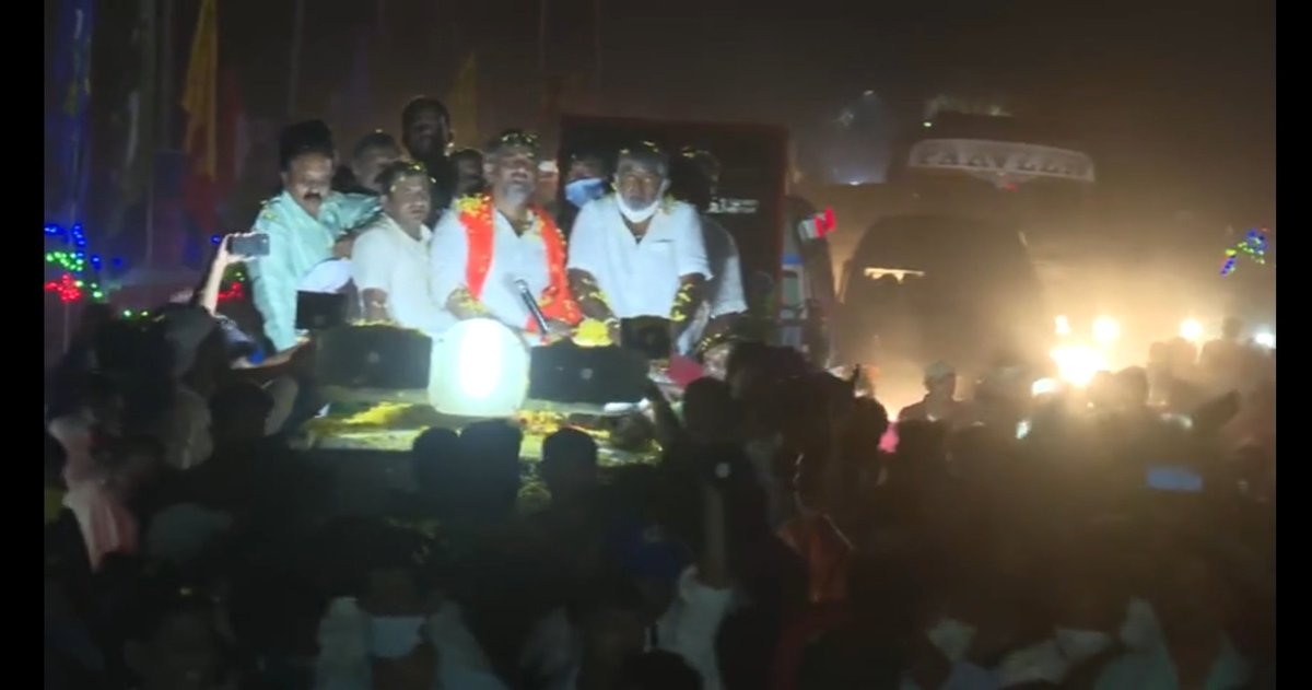 sathi249's tweet image. ಹೊಸ ವಿಧಾನದ ಪಾದಯಾತ್ರೆ..

ಬೇಕಾದಾಗ, 
ಕಾಲು ನೋವು ಆದಾಗ, 
ಸುಸ್ತಾದಾಗ ವಾಹನ ಏರಿ ಹೋಗೋದು..😂😂
@DKShivakumar #MekedatuPadayatre #karnatakalockdown