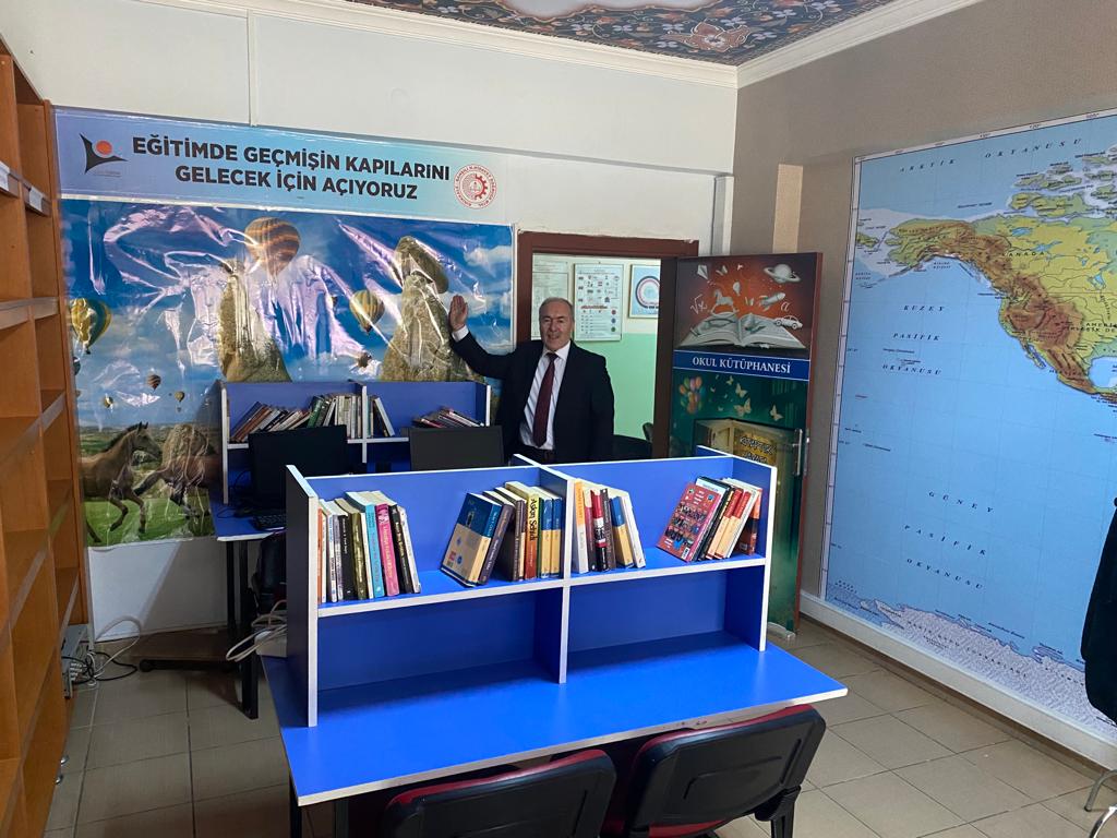 KTemizgul's tweet photo. Okul kütüphanemizin yeni imajı (Geçmişin kapılarını gelecek için açıyoruz) Dünyayı gezemezsek de Çocukların ayağına getiririz. https://t.co/IxfuurLGT7