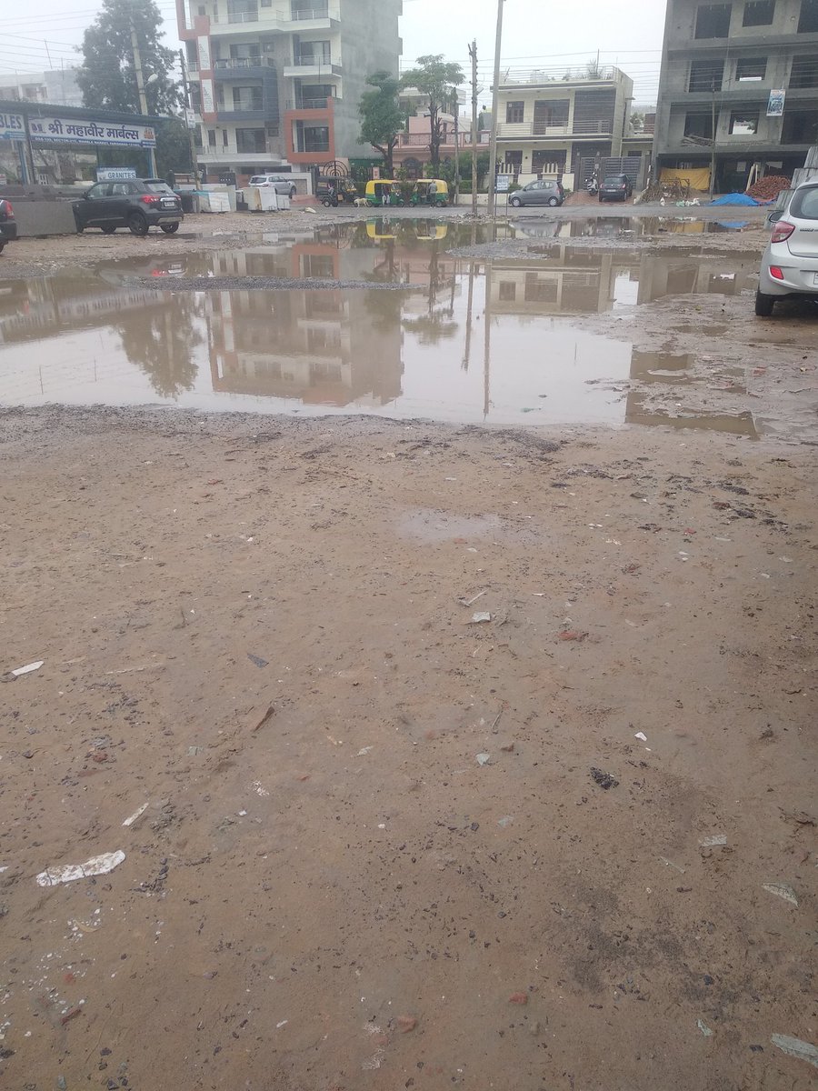 Jitendergaur81's tweet photo. Yeh Faridabad ki marble market hai joki sector 21 C near bhadkal bridge key pass hai es market Mai road ka devlopment 21 saal pahley hua tha ab yeh halat hai https://t.co/cIeNnQ1PMH