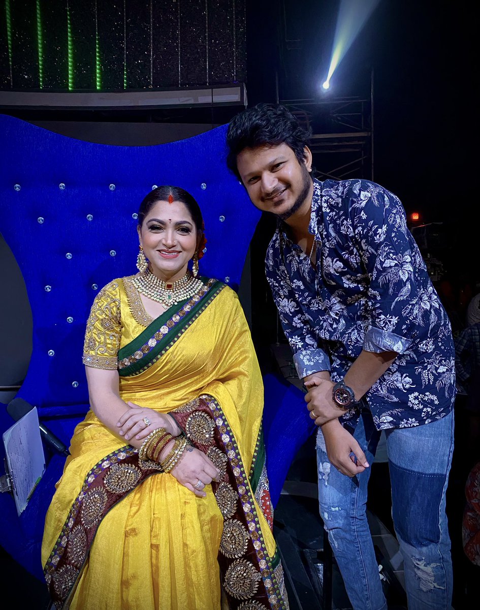 im_Jithuu's tweet photo. My Reaction says it all😁 Moment to be Captured💛 @khushsundar Mam🤩 #khushboo #khushbusundar #Annaatthe #colorstamil #DanceVsDanceS2 https://t.co/lBxN4aNQPH