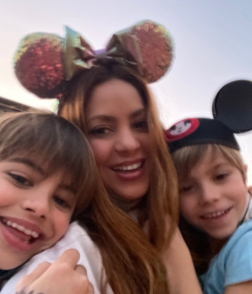 Iuizf's tweet photo. Recuerdos inolvidables! No hay nada como la fantasia! @DisneyParks @WaltDisneyWorld. Unforgettable moments! We all need a little fantasy! https://t.co/fAQdERQoNe