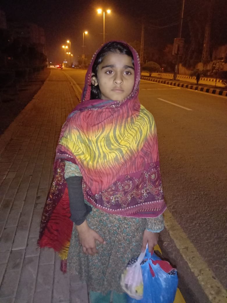 Aadiiroy2's tweet photo. یہ بچی جو اپنا نام ریشمہ بتا رہی ہے عمر تقریباً 10 سال والد کا نام عارف (مرحوم) اور والدہ کا نام زرینہ ہے رہائش غازی گھاٹ (ڈیرہ غازی خان) کی بتا رہی ہے مورخہ 09 جنوری 2022 رات 08 بجے کے بعد ہمیں لاہور عسکری الیون میں ملی ہے  بتا رہی ہے یہاں کسی گھر میں کام کرتی تھی انھوں نے 1/3 https://t.co/BJ8QG2ZM5P