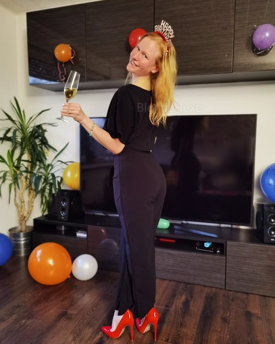 Party fertig. Kann losgehen. Overall passt super. 😋 liebe Grüße.
#birthday #birthdaygirl #33 #prost #erdbeerblond