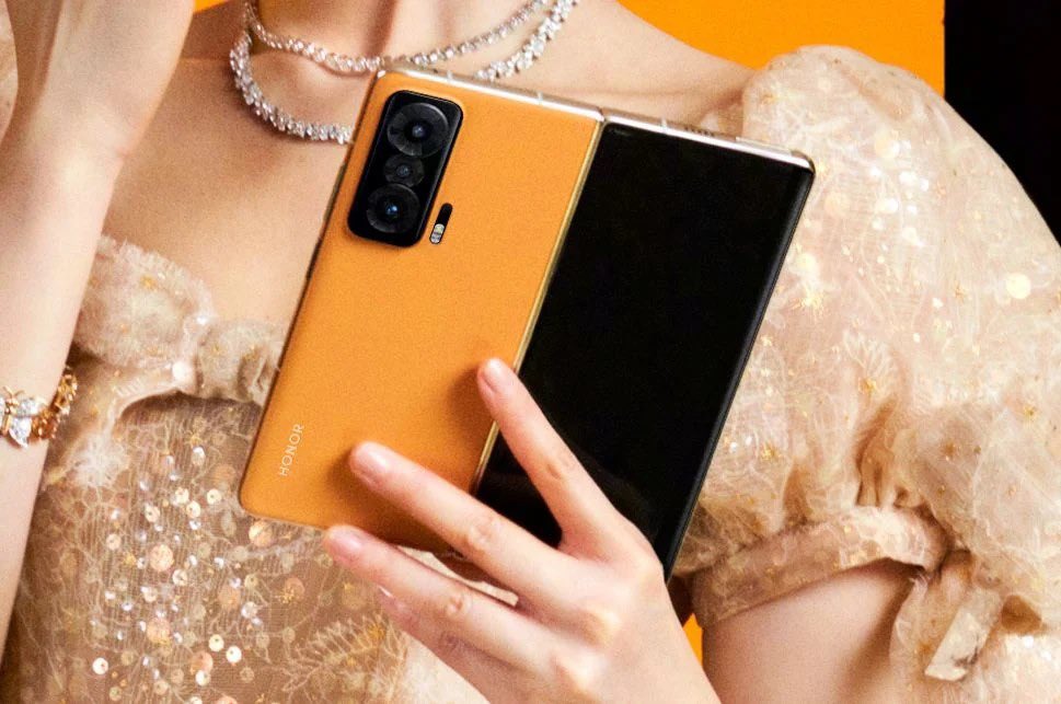 jmatuk's tweet photo. El #MagicV es el primer teléfono plegable de @Honor. Integra una pantalla OLED externa de 6.4" y una interna de 7.9", #Snapdragon8Gen1, 12 GB + 256 GB, 50+50+50 MP, 4,750 mAh + 66W y #Android12. Su precio comenzará en 9,999 yuanes, unos 32,000 MXN al tipo de cambio. https://t.co/zBTHKDS5wD