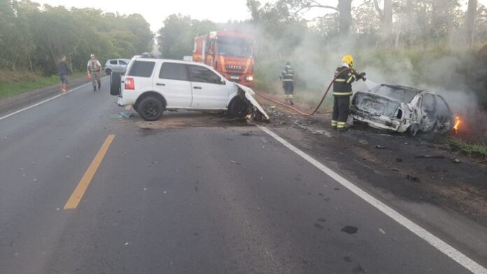 portoalegre24h's tweet photo. Motorista morre queimada após colisão entre dois carros na região metropolitana de Porto Alegre - https://t.co/Va3iPjYqh2 https://t.co/GqsRVyqKxJ