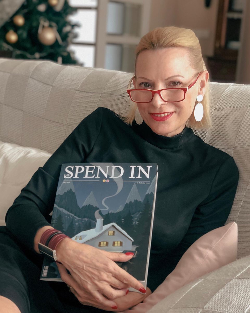 “La cabaña de la portada podría ser el hogar de cualquiera de nosotros … momentos  especialmente sensibles en las noches de invierno, nos vienen a recordar que las personas que nos rodean son lo más importante de nuestra vida …”
*Texto  @spendinmagazine