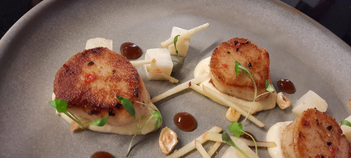 Tom and Kate Hannon from <a href="/therisertruro/">The Rising Sun, Truro</a> alongside Liz Prout (St Austell Brewery Scholarship) stepped onto the stage next and taught students (and <a href="/BBCSpotlight/">BBC South West</a>) how to prep scallops!

#EmployerWeek2022 #Cornwall #Hospitality