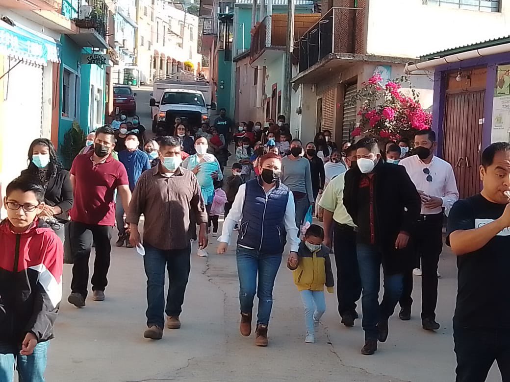 MonicaSantiagoH's tweet photo. TALEA DE CASTRO, #Oaxaca
Me siento llena de esperanza. En TALEA encuentro decenas de padres y madres dispuestas a ayudar.
Estamos alejando el fantasma de la soledad.
No están, no estamos solos
@MxAmparame #Gradi #Renapred estamos haciendo la Ruta de la Infancia
#AyudarEmociona https://t.co/ktZsSBdlRB