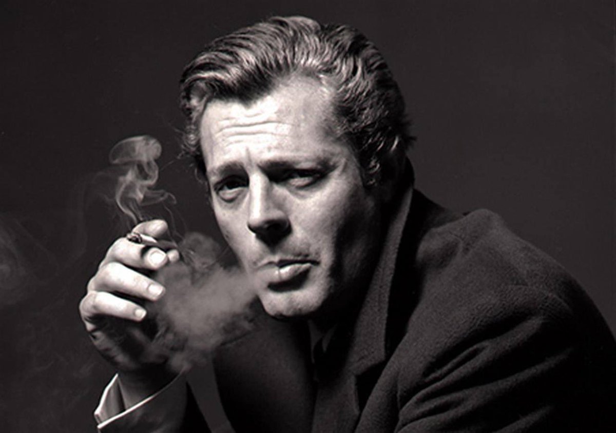 "Ho fumato duecento sigarette per non amarla." 

_Elio Pagliarani

📸 Bert Stern - Marcello Mastroianni, 1963