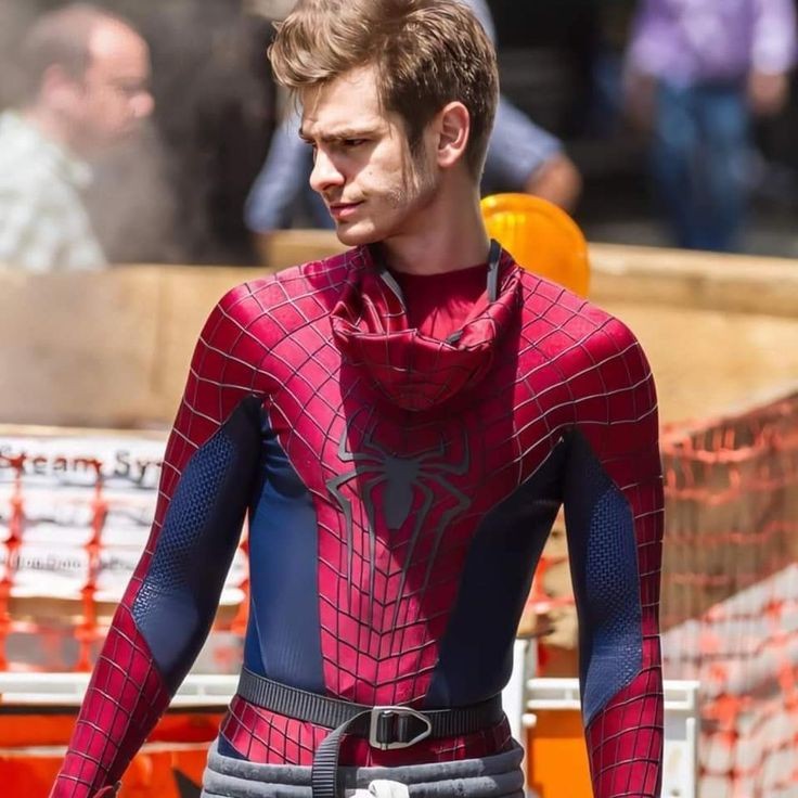 2. אהבתי. andrew garfield wearing his characteristic outfitpic.twitter.com/...