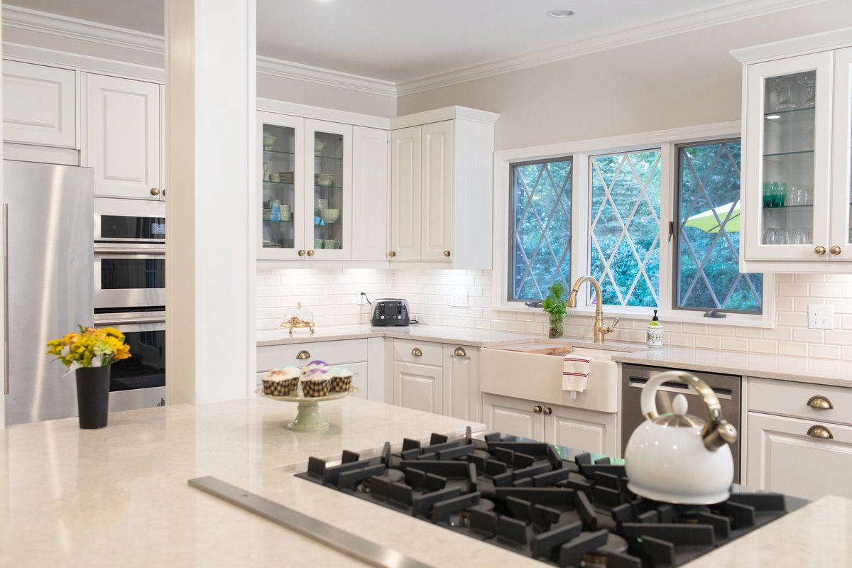 Take inspiration from wrenovator Carol and create a space that oozes calm. Carol’s kitchen blissfully combines gorgeous Georgian cabinets in ceramic matte with sparkling Quartz countertops in a Portico Cream finish. #wrenovation #kitchendesign #creamkitchen #traditionalkitchen