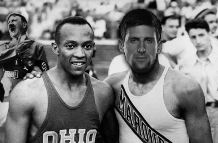 Retka fotografija Džesija Ovensa i Novaxa Djonovića iz 1936. godine, kada su zagrljeni osvojili četiri zlatne medalje na Olimpijskim igrama u Berlinu. Na fotografiji su i neke budale što su se bunile i zalagale za rasizam i segregaciju.