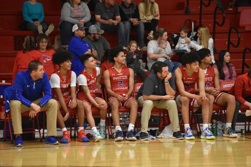 ddrreeww5's tweet photo. Gold ball season π€π½π₯·π½π
@Coogshoops @BRYANT_TAYLOR2 #HOSB https://t.co/vcuPZxItr6