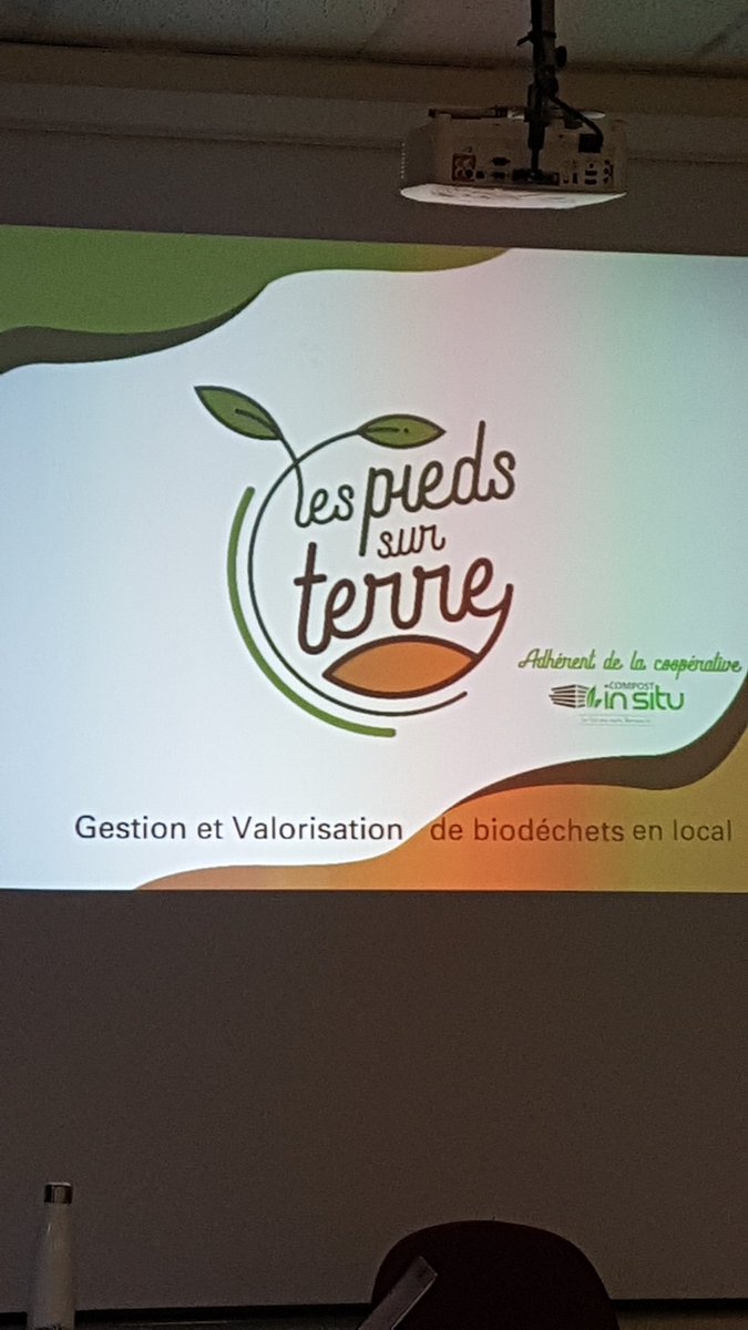 LyceeDouanier's tweet photo. Présentation d'un circuit vertueux de recyclage des biodéchets aux éco délégués par l entreprise "Les pieds sur terre".
Le lycée s'engage dans cette démarche. https://t.co/dD89nrp7TB