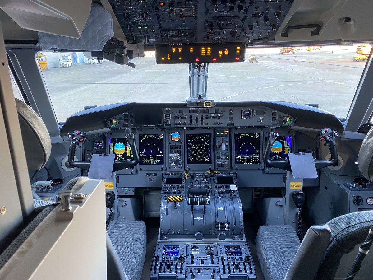 SecCivileFrance's tweet image. 🛬🤩 Le nouveau #Dash est arrivé ! 
Baptisé Milan 78, il vient renforcer la flotte de la Sécurité civile, qui compte désormais 6 Dash. 
👉 D'ici 2023, 2 appareils supplémentaires seront livrés pour participer notamment au dispositif de lutte aérienne contre les #FeuxDeForêt.