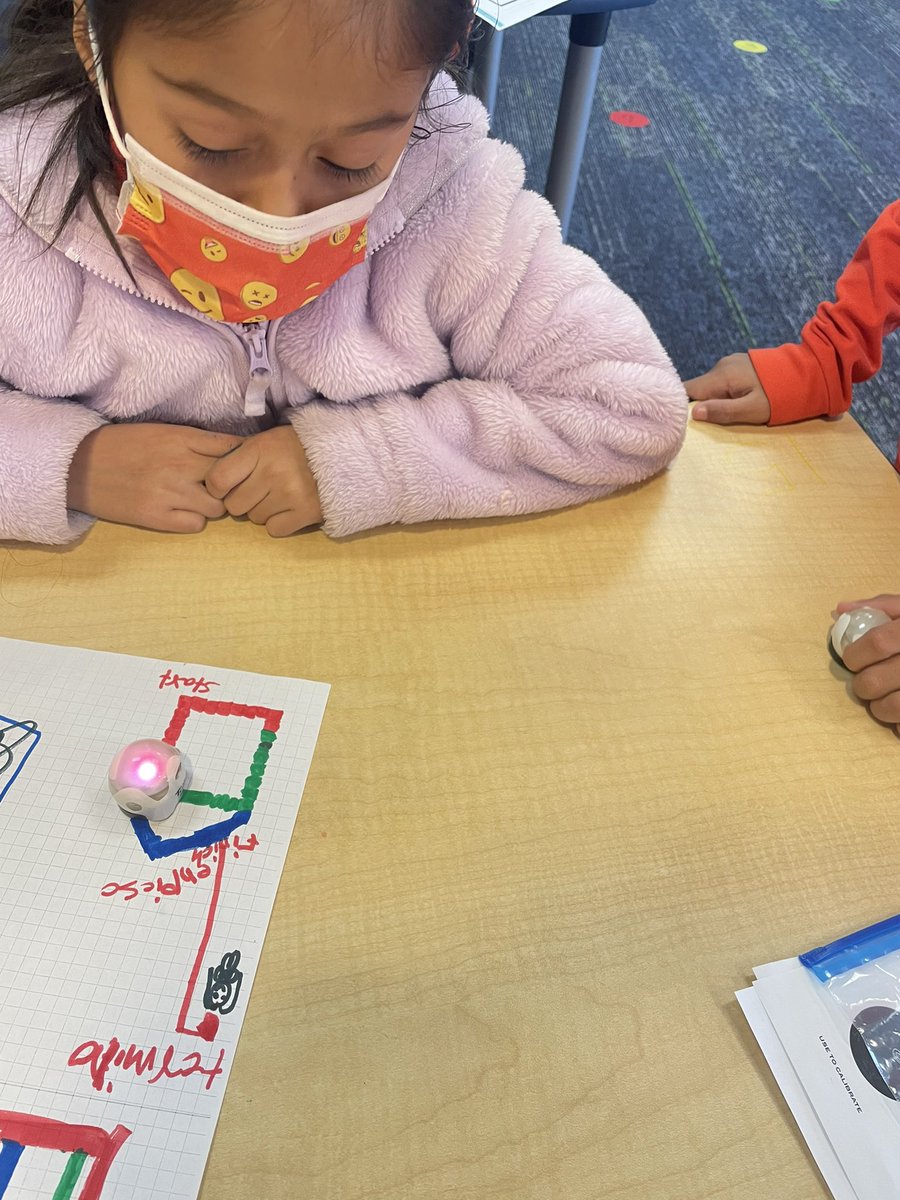MacyBotelho's tweet photo. Third grade Dreamers in @natasha_lemelle ‘s class had fun creating their own paths with @Ozobot and exploring the Dot @WonderWorkshop bots today! @KatieLuehrs @SeatackDream #vbits #icancode https://t.co/qmEt2nSh1e