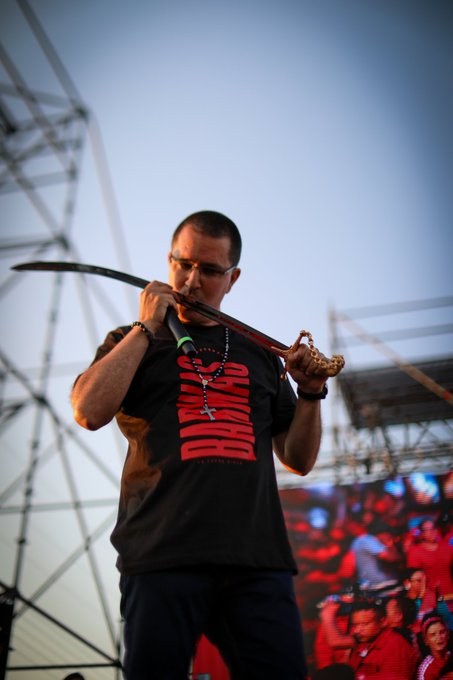 Análisis Bohemio:
Es esta foto el momento exacto en que los chavistas #Perdieron #Barinas : Ningún llanero votará por un hombre que bese a una espada así.