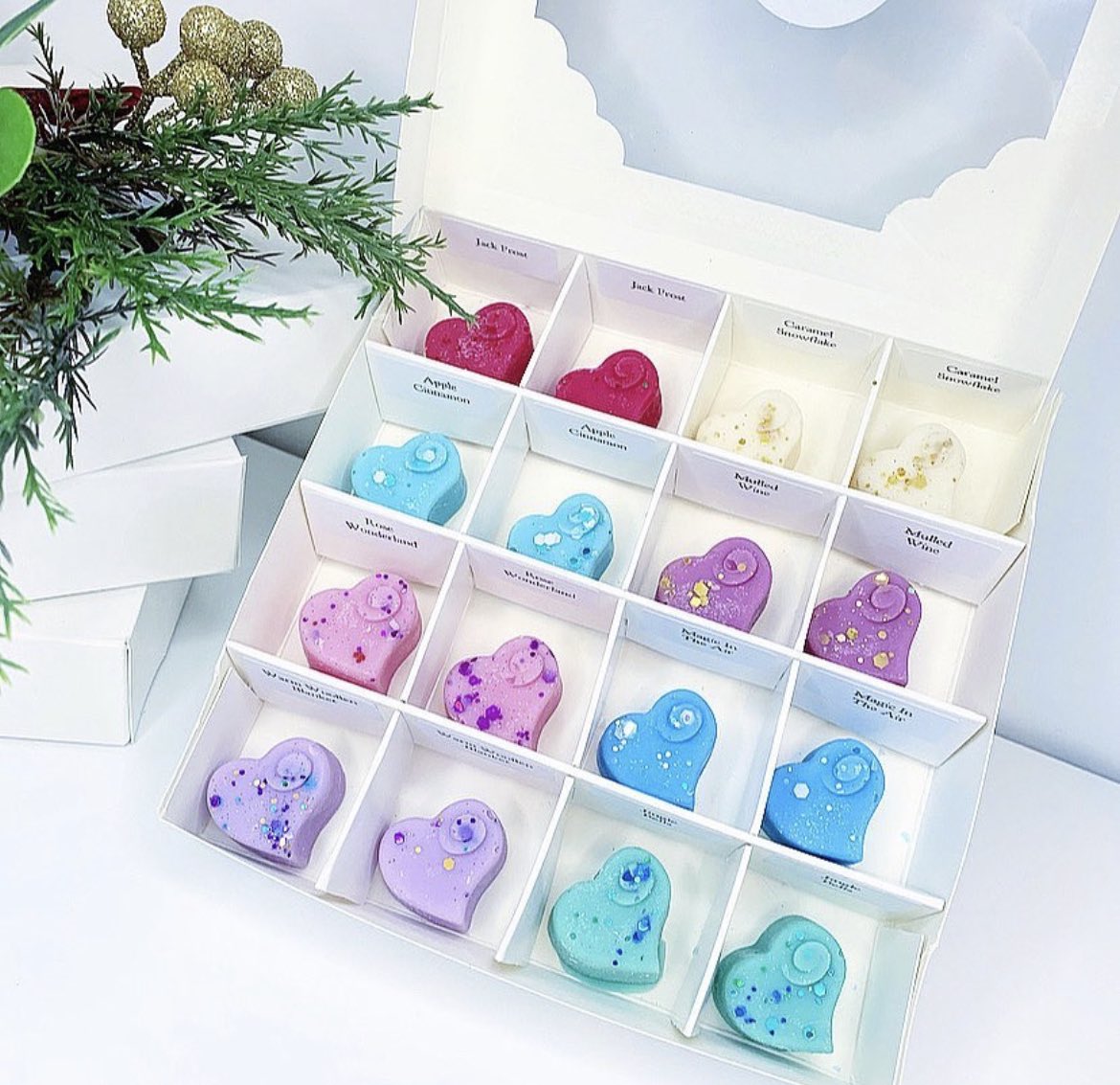 Our Sample Boxes always make a pretty picture 💕

These are ONLY £6, whilst stocks last! lavishsmells.com 

Works out at just 38p a wax melt 😍

Perfect to try lots of scents or to send as a gift 💝