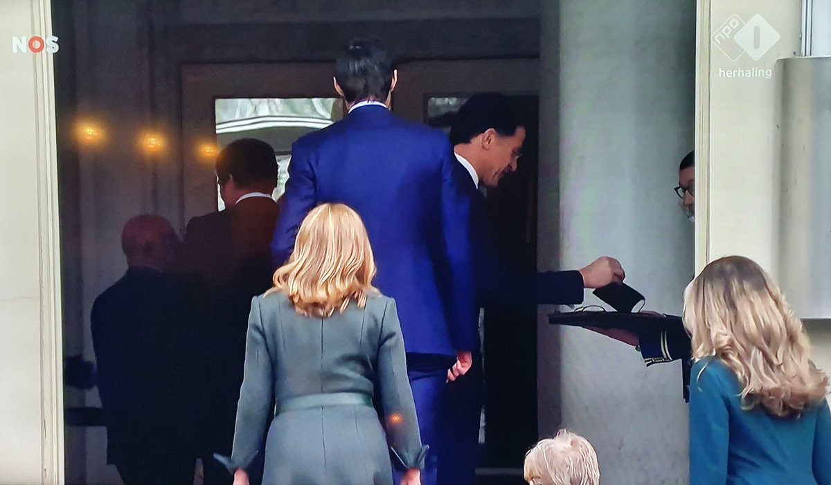 widtvoet's tweet image. Dus je bent met bijna dertig man/vrouw, zet je #mondkapje even af voor de #bordesfoto en gooit die op één grote hoop op een schaal die vastgehouden wordt door een lakei.

Foto is genomen, je loopt terug en vist er dan lukraak weer eentje vanaf om op je gezicht te zetten.

Humor!