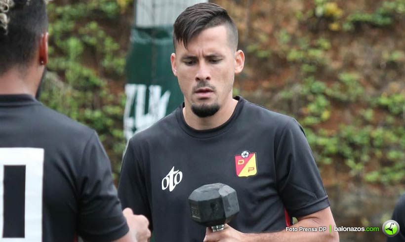 Balonazos's tweet photo. El lateral izquierdo venezolano Daniel Linarez, ya se reportó a la pre temporada con su nuevo equipo el Dvo Pereira.
“Vengo apartar, vengo a jugarme la vida por estos colores”
#VinotintosExt
#DanielLinarez
#LigaBetPlayDimayor
📎 https://t.co/4o0f1ROLQX https://t.co/Nh9O5zxGE4