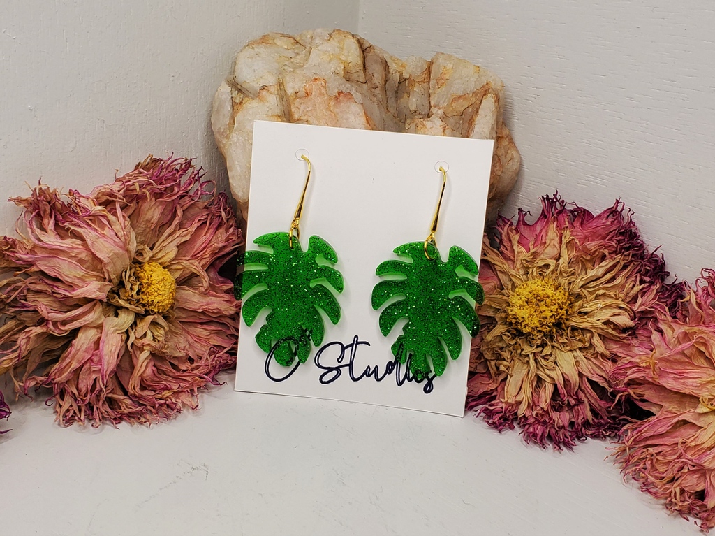 C4StudiosNC's tweet photo. Happy Houseplant Appreciation Day! ๐ด๐
These are our green glittery monstera leaf earrings. They bring the sparkle and shine everywhere you go! Don't forget! Use code C4JEWELRY for 15% off your jewelry purchase today!โ Valid through the end of the month.โ #cfourstudiosnc https://t.co/bUwMhHDfkt