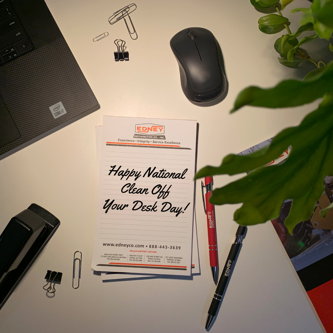 EdneyCo's tweet image. Now that we&apos;re all done playing post-holiday catch up (hopefully)-- let&apos;s start the new year off on the right foot. It&apos;s #NationalCleanOffYourDeskDay!

#newdeskwhodis #workspacezen #edneyco #edneyoffice #edneyswag