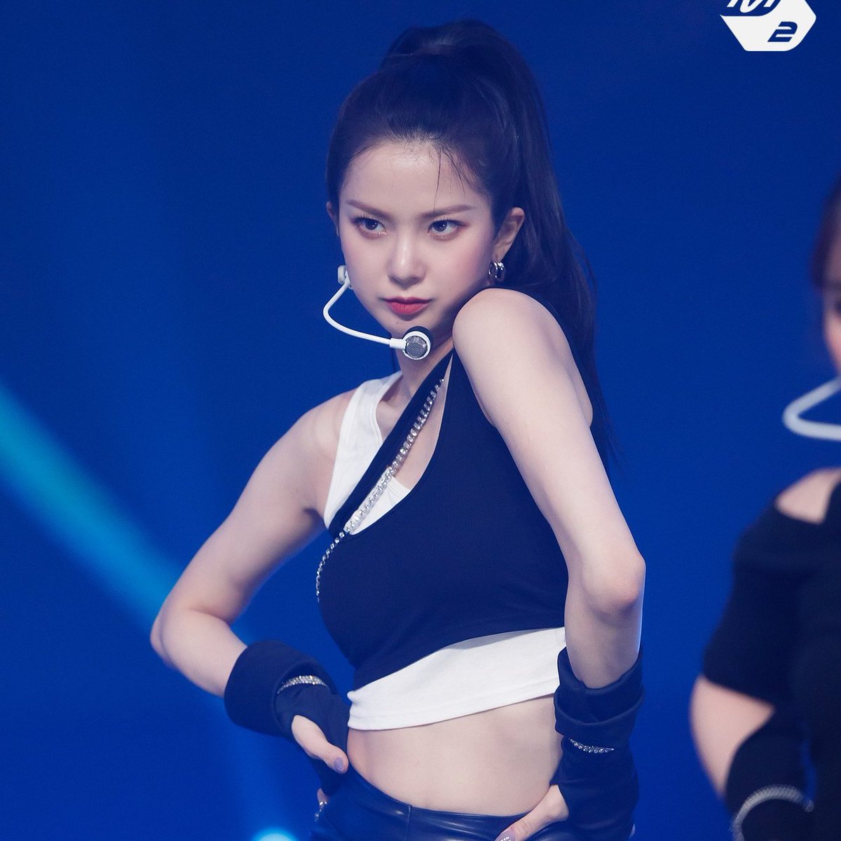 yujinzones's tweet image. yujin performing on stage is on another level