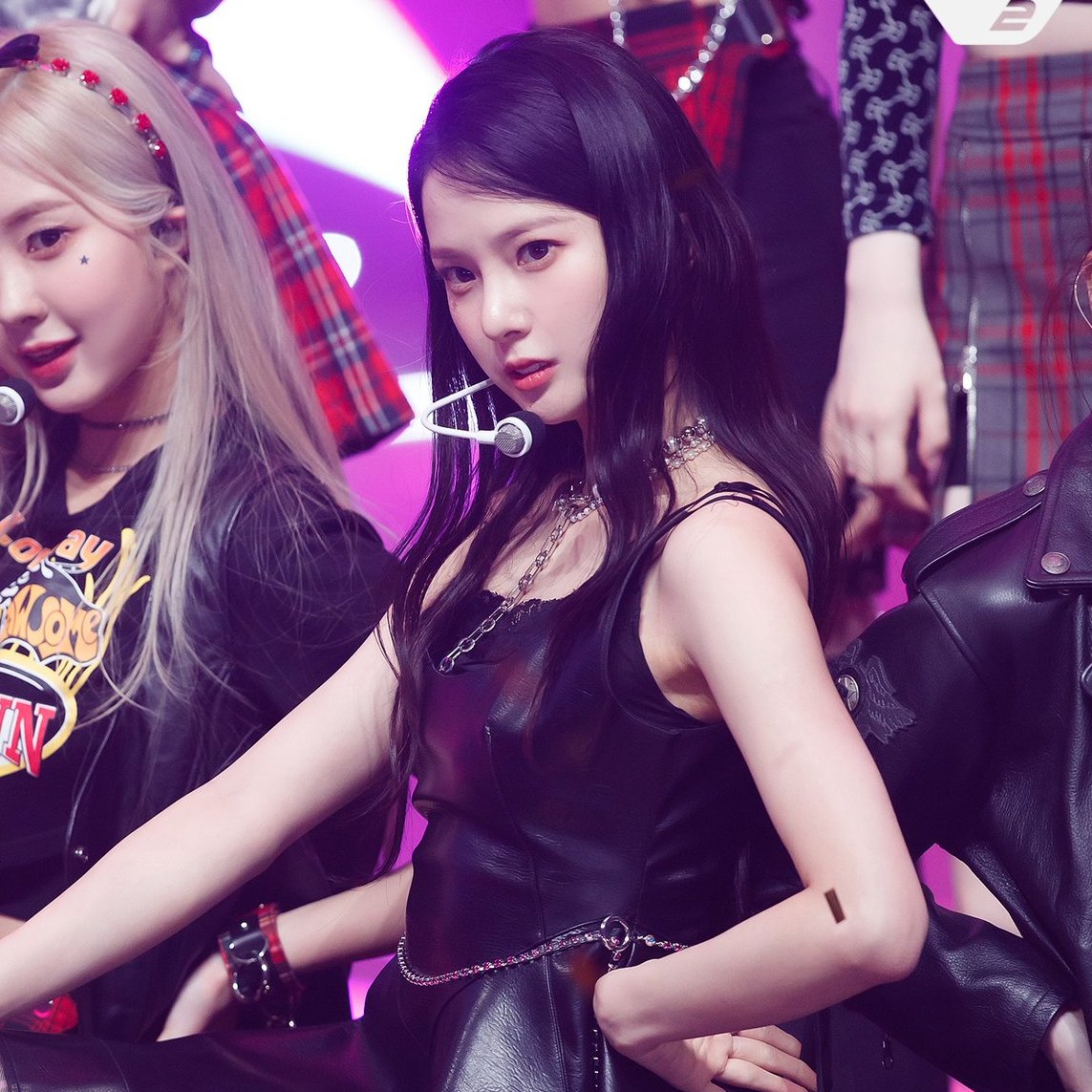 yujinzones's tweet image. yujin performing on stage is on another level