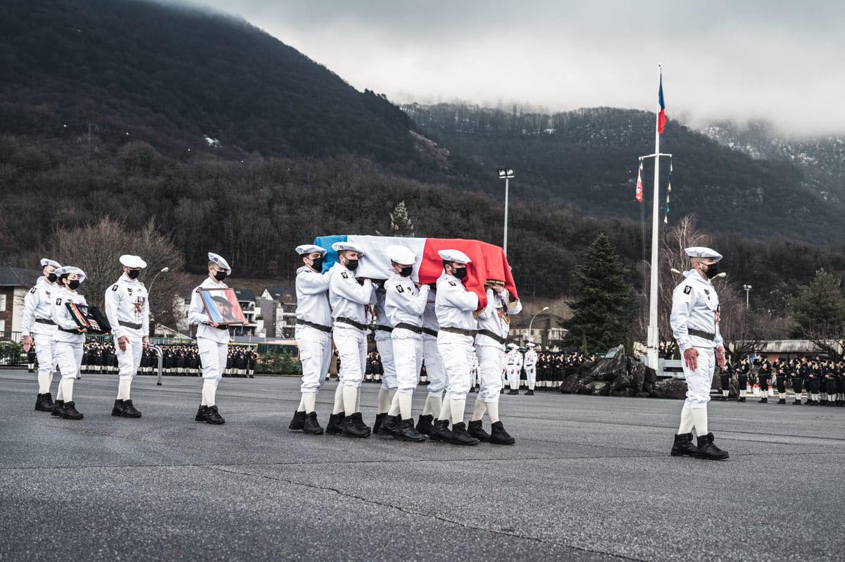 Le 10 janvier 2022, le Bataillon #Savoie a rendu les honneurs militaires au sergent Jérémy Amoroso, engagé en 2003. Ses frères d'armes conserveront la mémoire de sa bienveillance, de son esprit de cordée et de son sourire. 
@armeedeterre @Defense_Sud_Est @EM1DIV @27bim