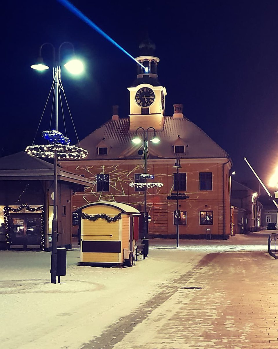 VarjoJani's tweet photo. Sen lisäks, et meil ova noi Kylmäpihlaja ja Rauma majakat tual ulkmerel(Mahtak joku loistoki ol? En ol nii valla viss 🤔),ni meil o majaka valoi myäs keskel kaupunkki. Pyhä Ristin Kirkon tornis, Raatihuanel ja sit kaupungintalon tornis. 🌟💫

Nii oikke. 😊

#lumenrauma2022
@rauma https://t.co/pivgFUVEP9