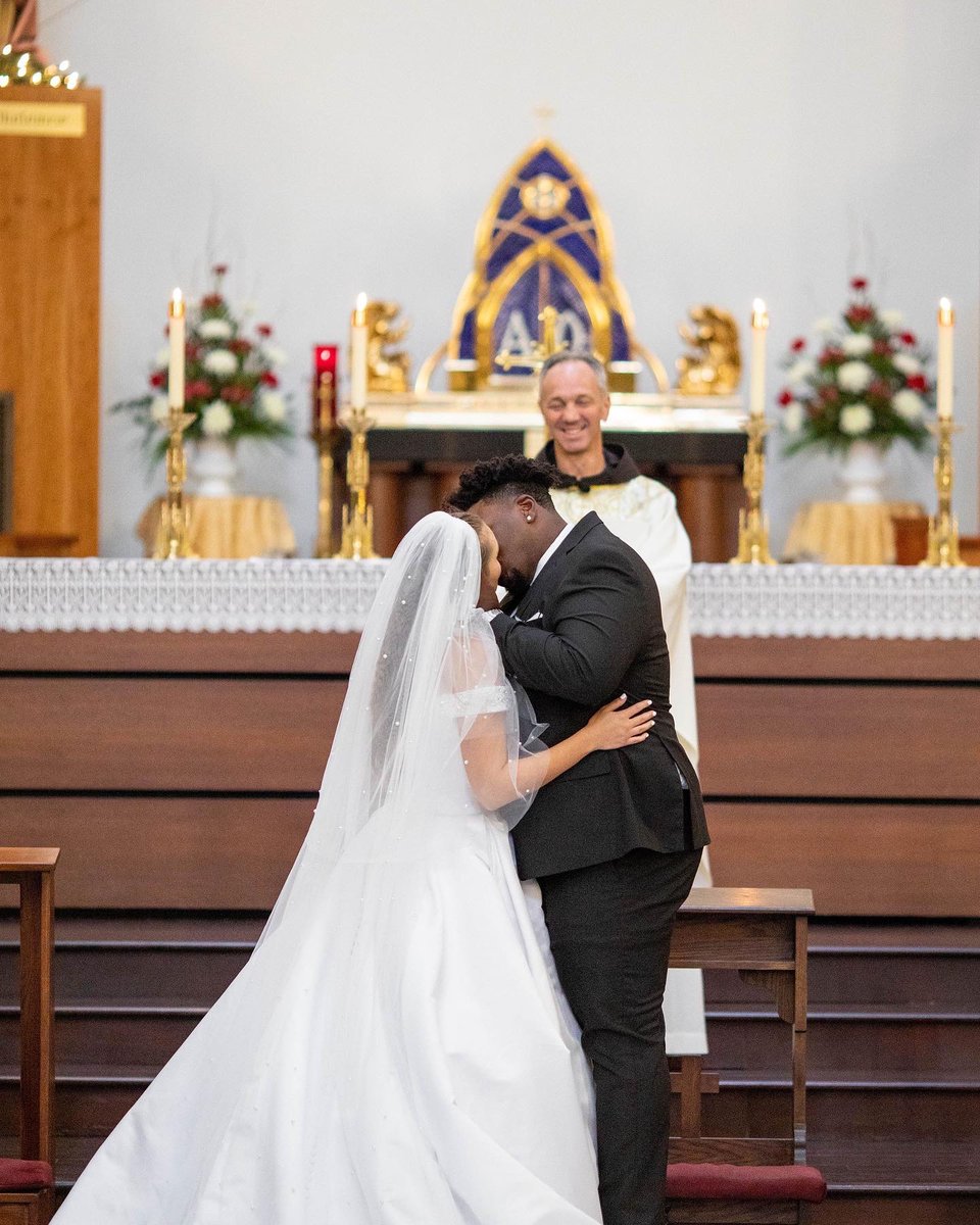 iiiamthefuturee's tweet photo. Running to the Altar like a track star 💍🏃💨 

Got married to my best friend on December 30th ❤️ https://t.co/nWMq3dPOsL