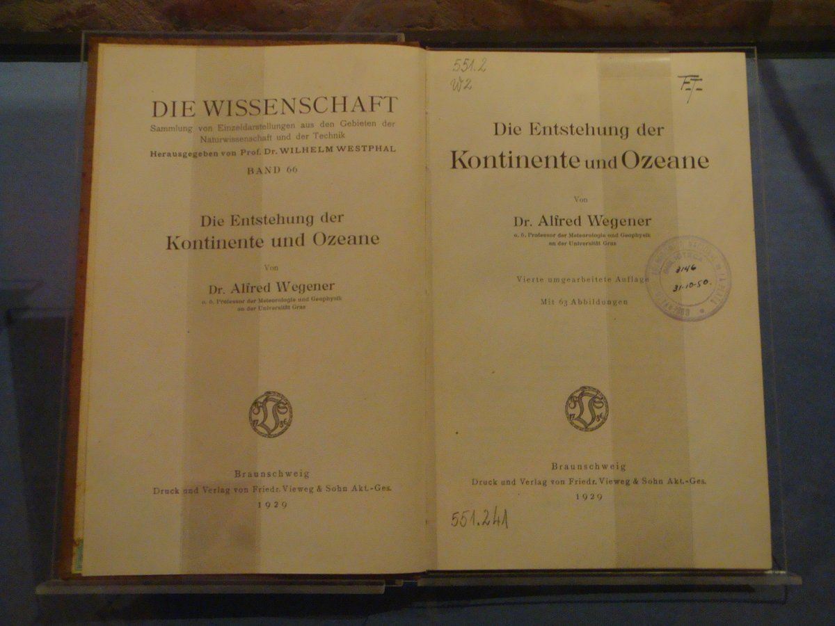 WEGENER Y LA DERIVA CONTINENTAL

Se cumplen ahora 110 años de la presentación de la teoría de #Wegener.

No tuvo gran aceptación inicial, sobre todo por parte de #geólogos británicos de la época: Alfred era alemán y, al parecer mucho más imperdonable, #meteorólogo.

Va #hilo👇