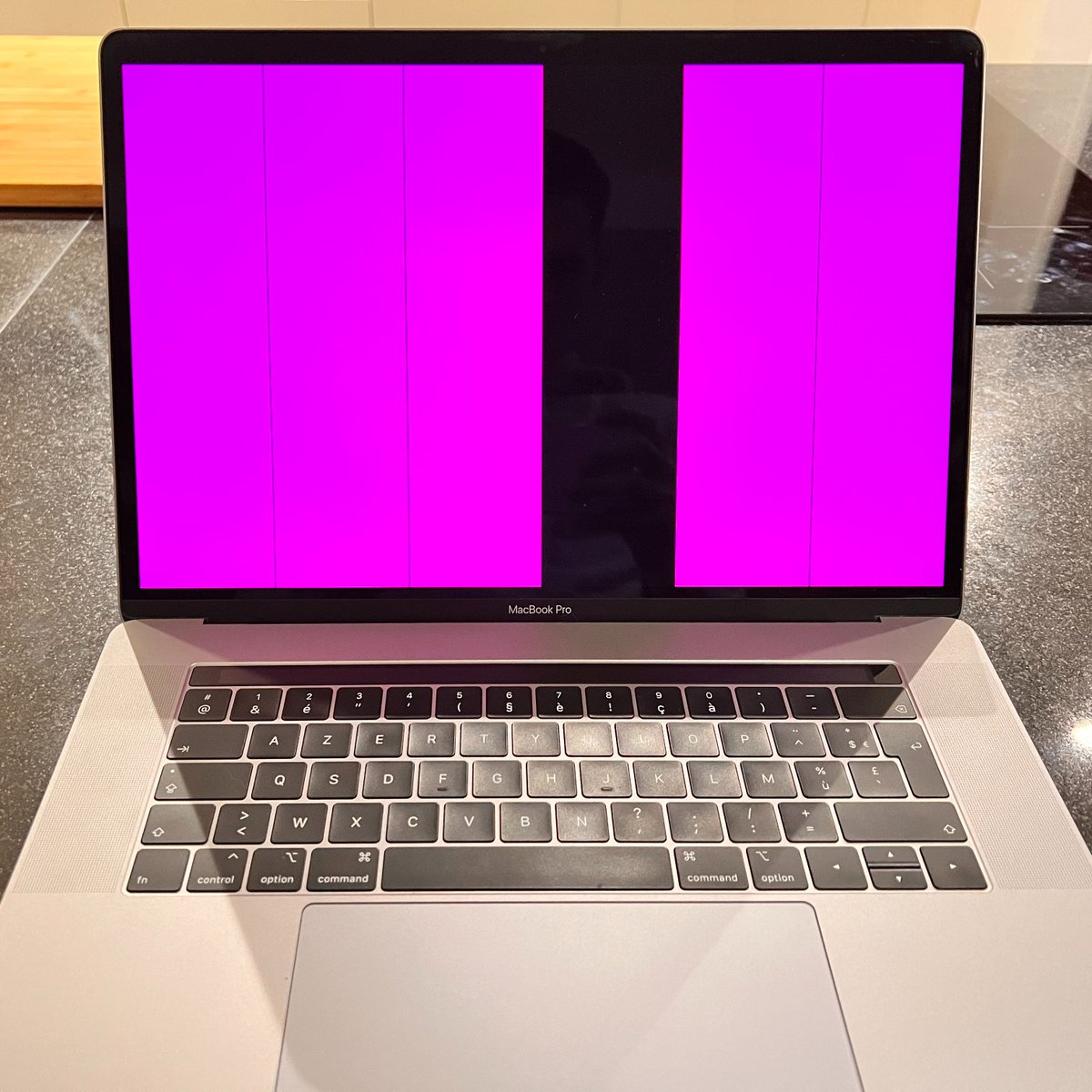 Quand tu achètes un MacBook Pro env. 3000€ et avant même de fêter ses 3 ans (état comme neuf), on te réclame 700€ pour corriger un défaut constructeur connu… Merci <a href="/Apple/">Apple</a> pour ce produit de "qualité" et ton SAV qui offre des AirTag en lot de compensation ! #flexgate #flexgate2
